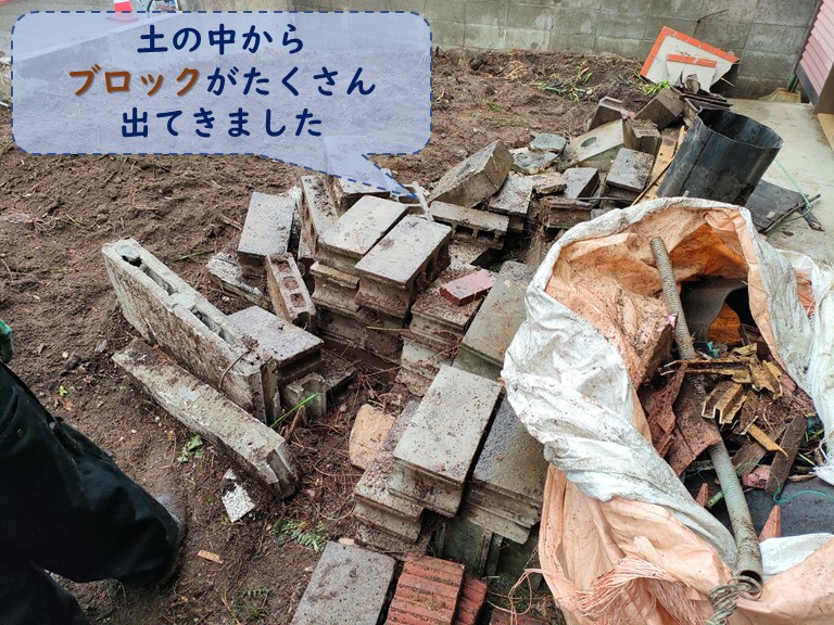 和歌山市で土を撤去しているとブロックがでてきました