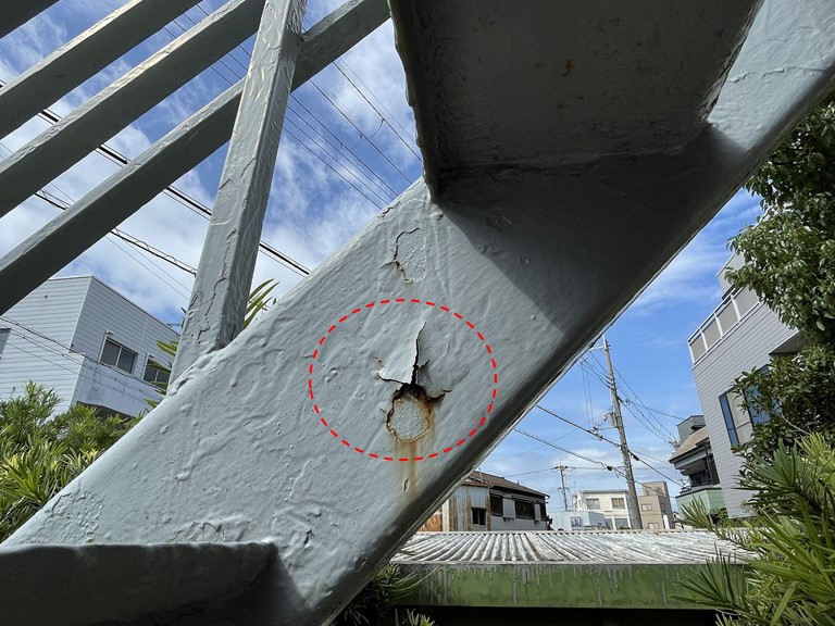 和歌山市で外部階段の塗膜が剥がれていました