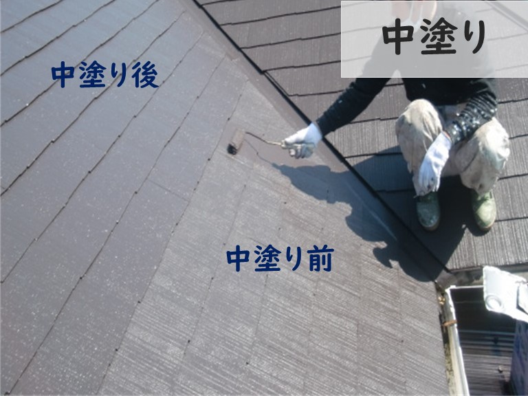 和歌山市で大屋根の屋根塗装で中塗りを行っていきます