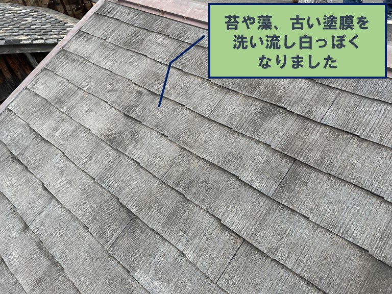 和歌山市で屋根の洗浄をすると、古い塗膜や苔・藻が流れて白っぽくなりました
