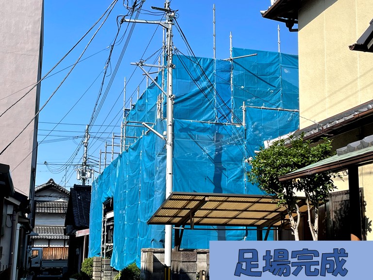 和歌山市で屋根工事を行うのに足場を組み周りにメッシュシートを張ります