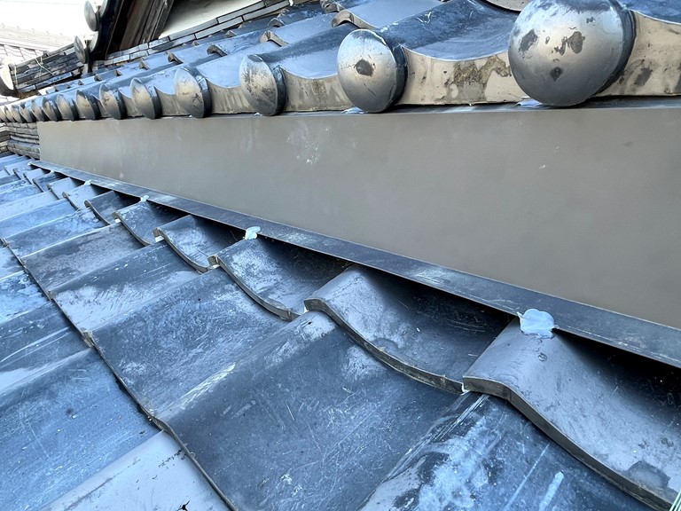 和歌山市で屋根瓦の雨漏り修理でガルバリウム鋼板を固定し、雨水が入らないようにしました
