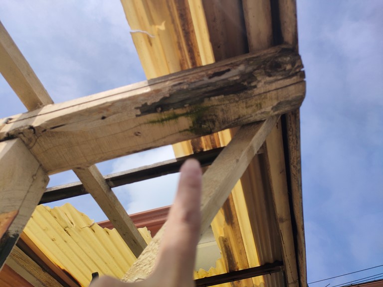 和歌山市で木製のベランダ屋根が腐食