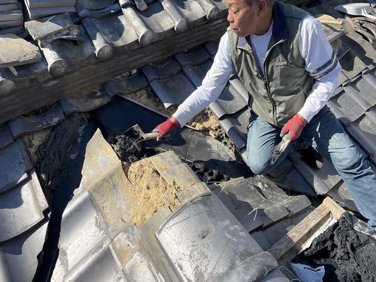 和歌山市の雨漏り修理で、ガルバリウム鋼板の谷板金を設置しました