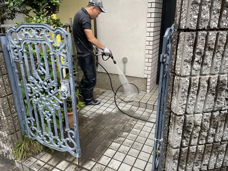 和歌山市で玄関アプローチも洗浄しました
