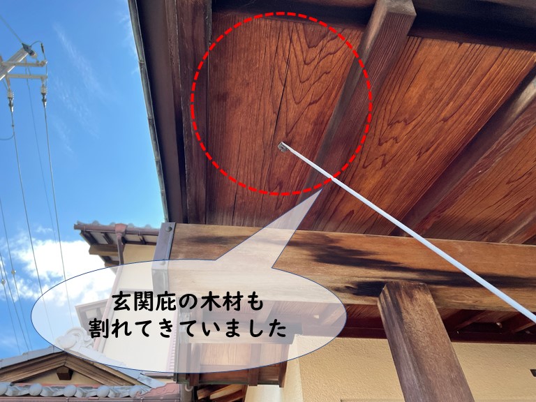 和歌山市で玄関庇の天井もひび割れていました