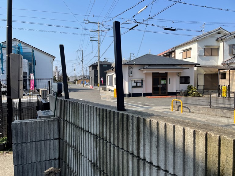 和歌山市で目隠しフェンスの柱を固定していきます