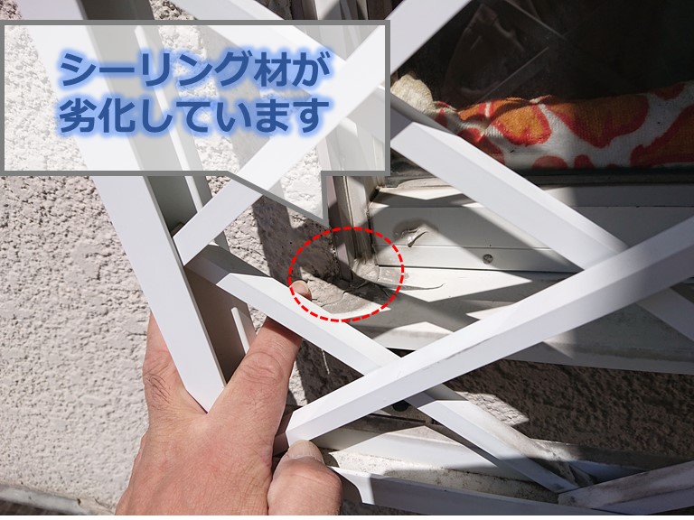 和歌山市で窓の点検をするとサッシと外壁の間にあるシーリングが劣化しており、雨漏りの原因となっていました