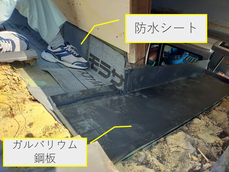 和歌山市で谷樋部分に防水シートを敷きガルバリウム鋼板を張り付けます