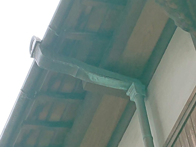 和歌山市で銅板の割れた呼び樋を交換していきます