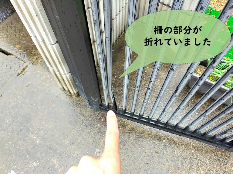 和歌山市で門扉の柵が折れていた