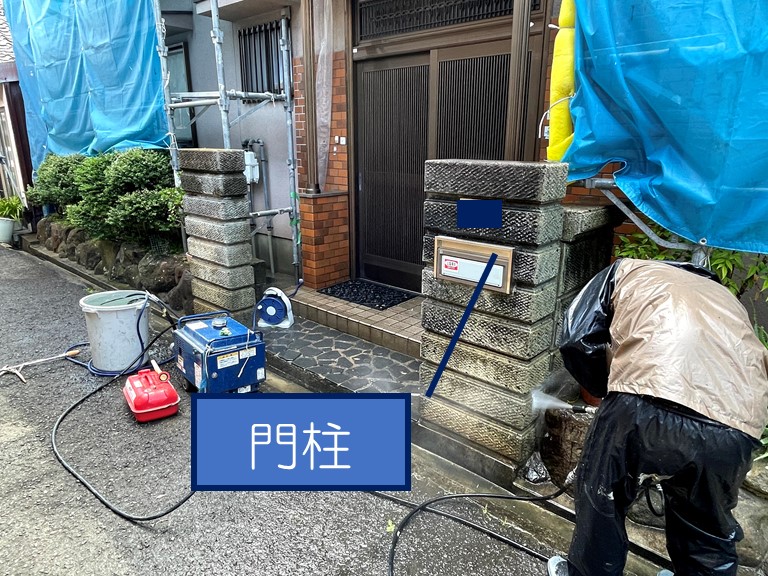 和歌山市で門柱の高圧洗浄の様子
