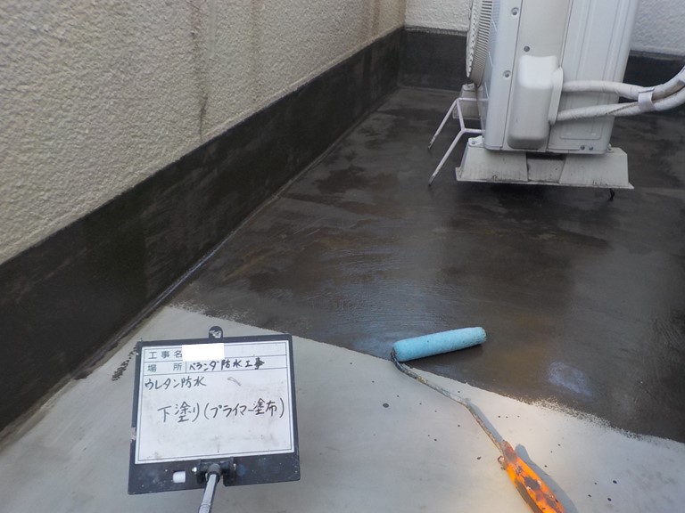 和歌山市で防水層が密着するようプライマーを塗装します