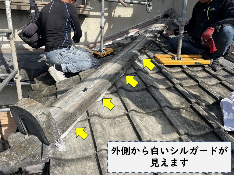 和歌山市で降り棟と屋根の取合いからシルガードが見えます