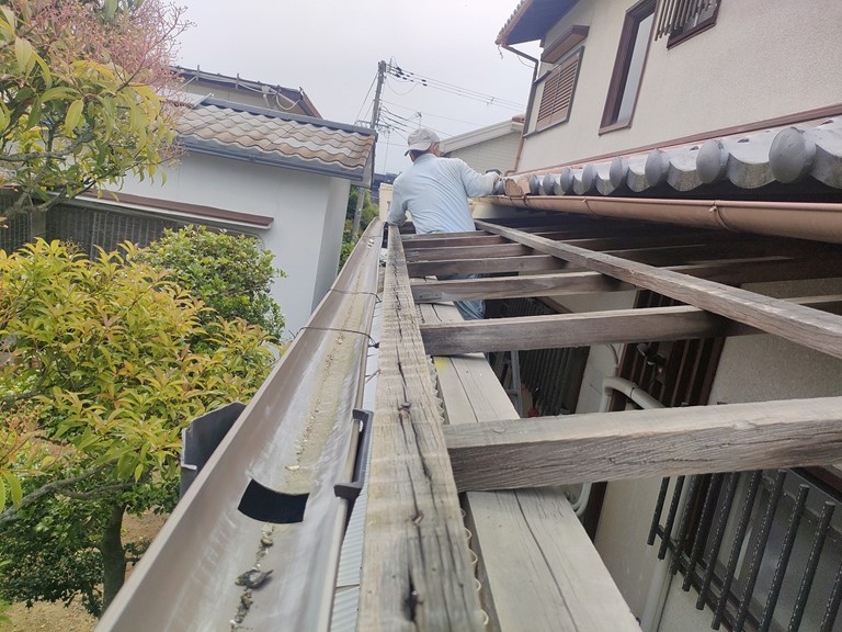 和歌山市で雨樋の掃除を行います