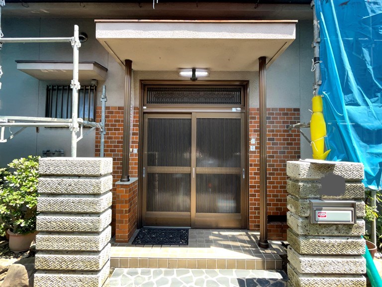 和歌山市で高圧洗浄を行った後の玄関付近