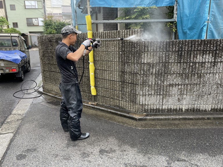 和歌山市で高圧洗浄機を使って塀も洗浄しました