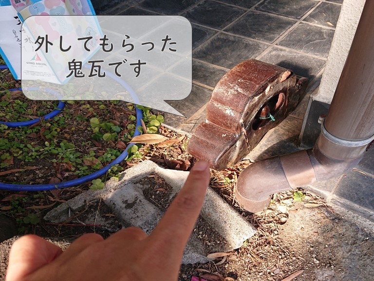和歌山市で鬼瓦がズレており、訪問業者に外してもらい床に置いていました