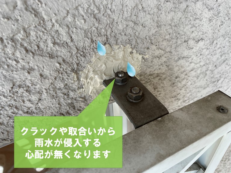 和歌山市のFIX窓の面格子にコーキングを充填し継ぎ目やクラックからの雨水浸透を防ぐ