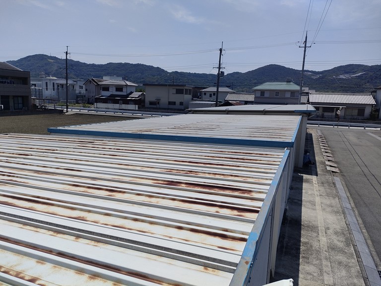 和歌山市のガレージの屋根がサビている