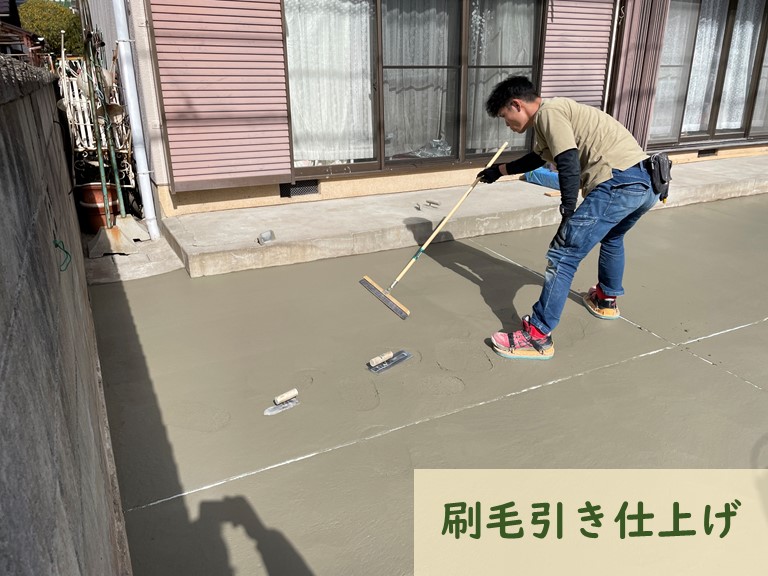 和歌山市のコンクリ土間を刷毛引き仕上げで仕上げます