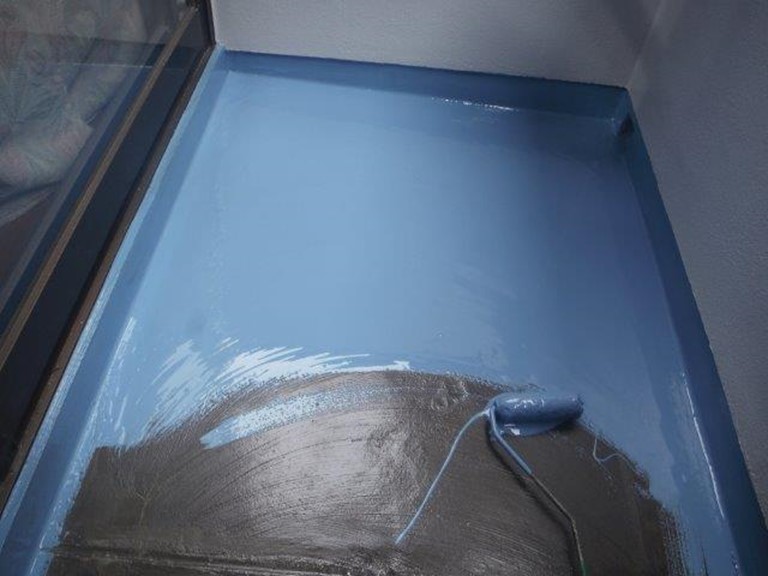 和歌山市のベランダ床にカチオンフィラーで下地調整し、プライマーを塗ります