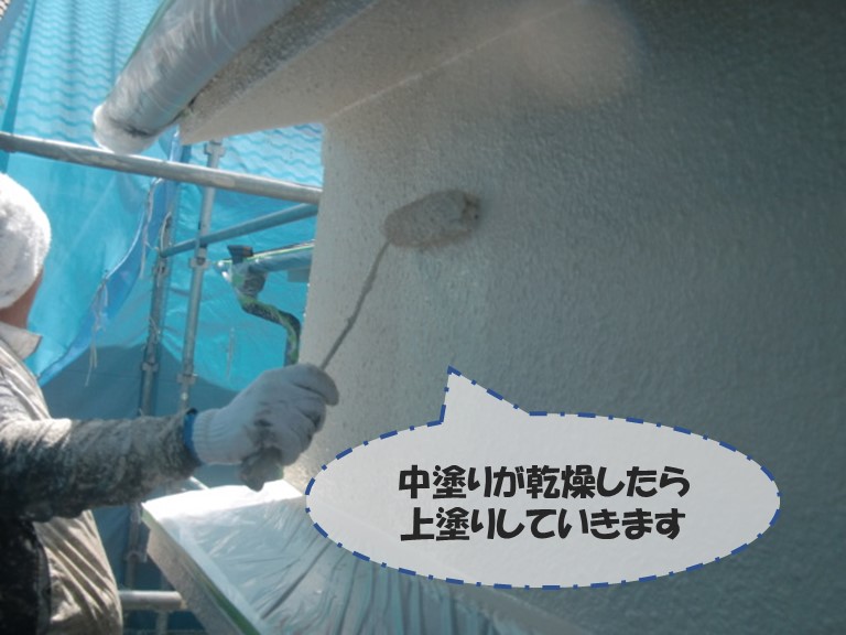 和歌山市の外壁塗装で中塗り後しっかり乾燥させてから上塗りしていきます