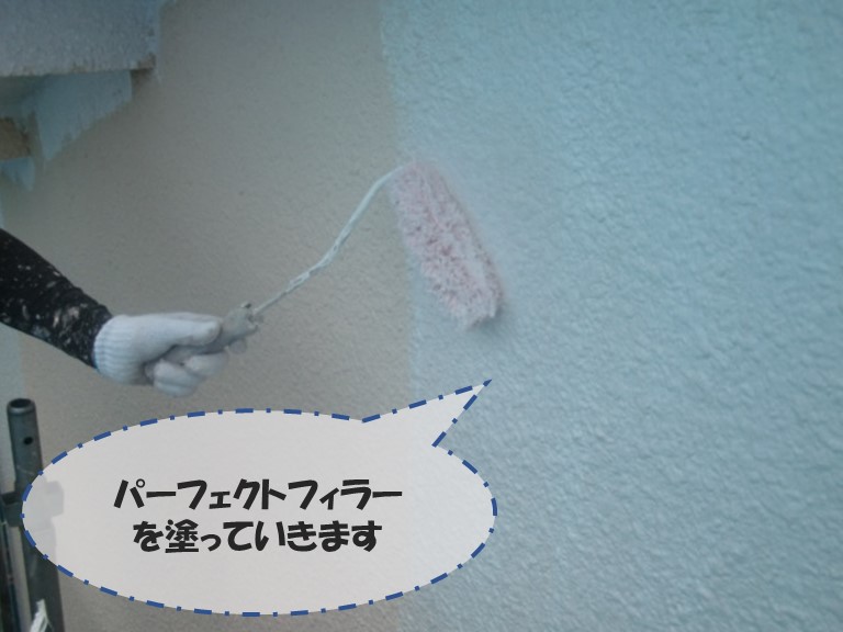 和歌山市の外壁塗装で塗膜の密着性を上げるためにパーフェクトフィラーを塗布します