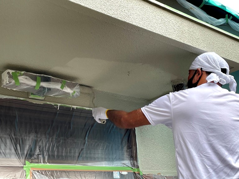 和歌山市の外壁塗装で塗膜の強度を上げるためにパーフェクトトップで上塗りしていきます