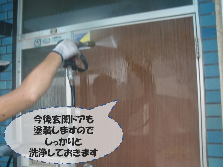 和歌山市の外壁塗装で玄関も塗装するのでしっかり洗浄します
