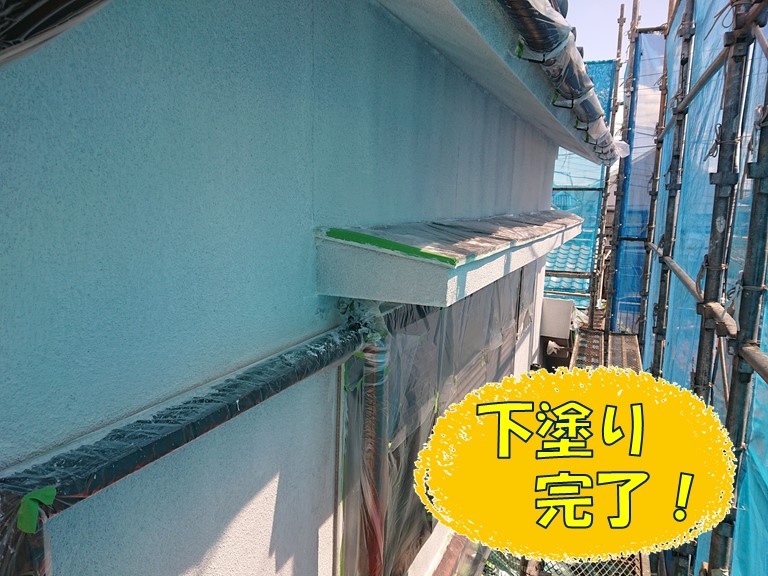和歌山市の外壁塗装で塗膜の強度を上げるために上塗りしていきます