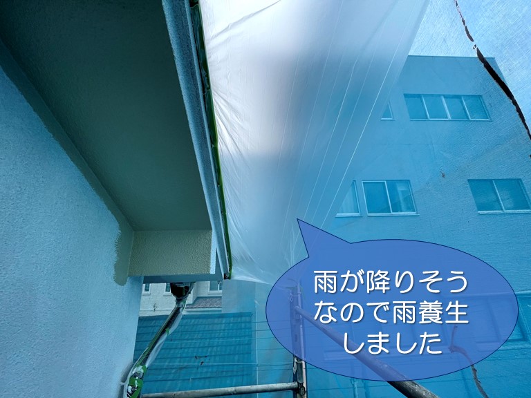 和歌山市の外壁塗装中雨が降ってきそうだったので雨水が入らないよう養生します