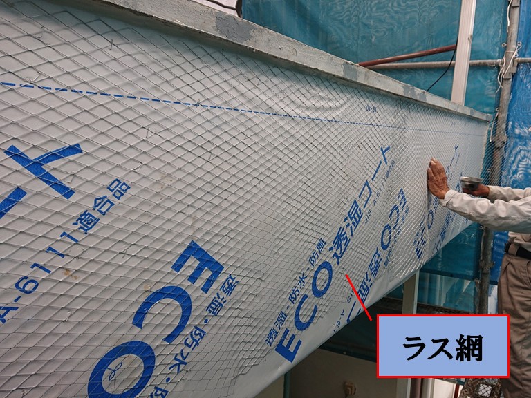和歌山市の外壁復旧工事で下地にラス網を張ります
