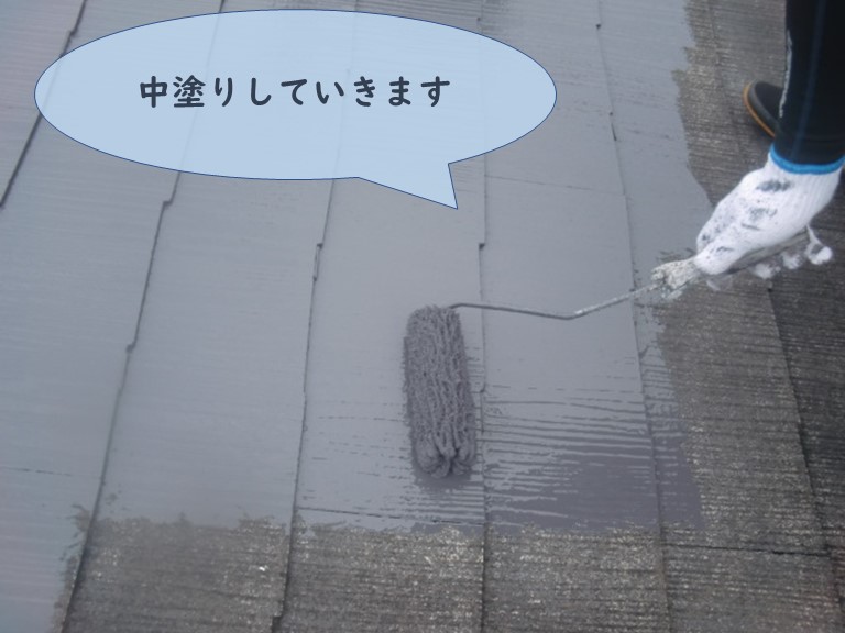 和歌山市の屋根塗装で中塗りしていきます