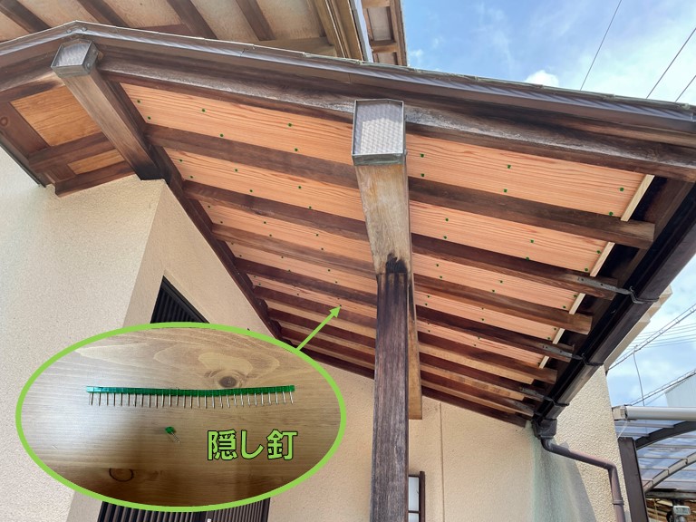 和歌山市の庇の天井に無垢板張り付けて隠し釘で固定します