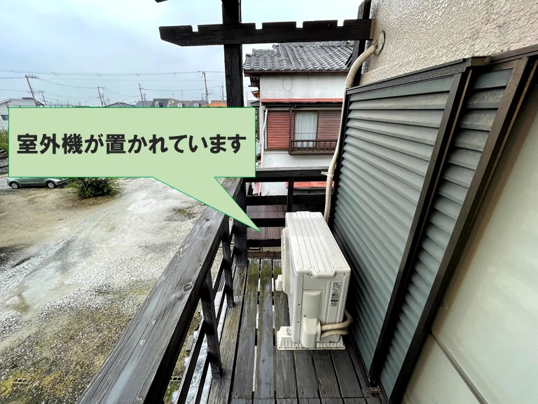 和歌山市の木造のベランダには室外機が置かれていました