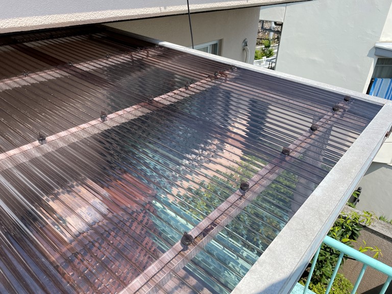 和歌山市でベランダ屋根が飛び、耐衝撃性のあるポリカ波板へ張替え