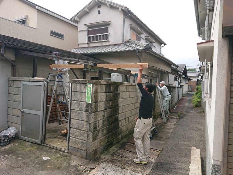 和歌山市の波板張替工事で垂木を増やしました