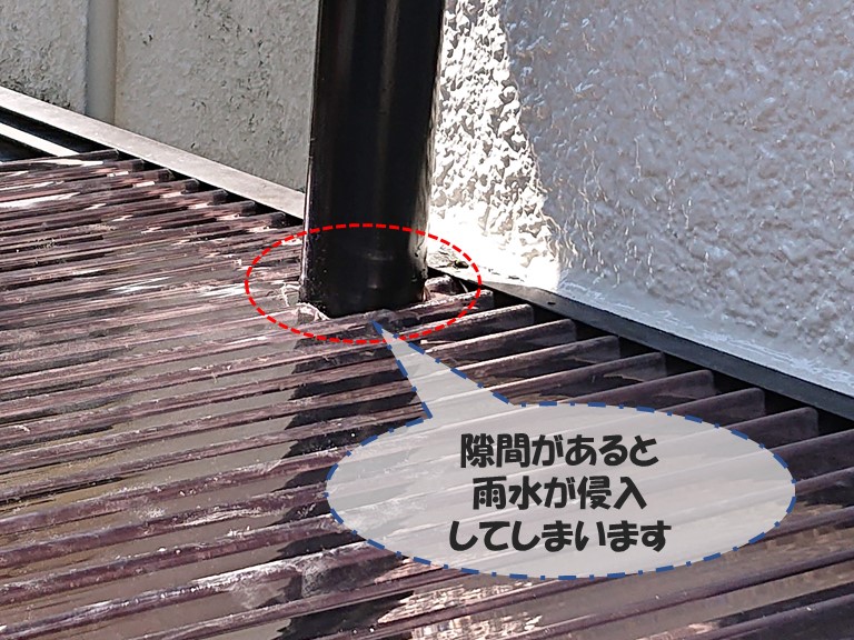 和歌山市の波板張替工事で雨樋の周りに隙間ができています