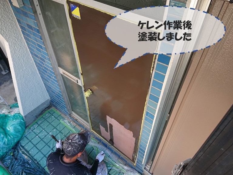 和歌山市の玄関ドアをケレンし、塗装していきます