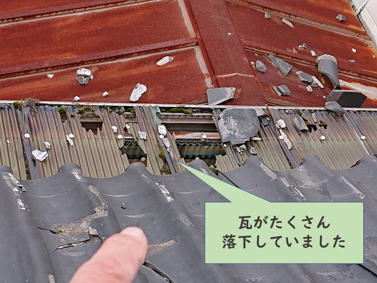 和歌山市伊で瓦がたくさん落下してます