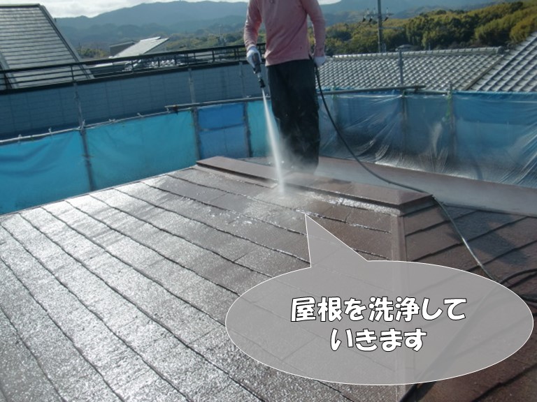 岩出市で屋根の汚れを高圧洗浄で洗い流します