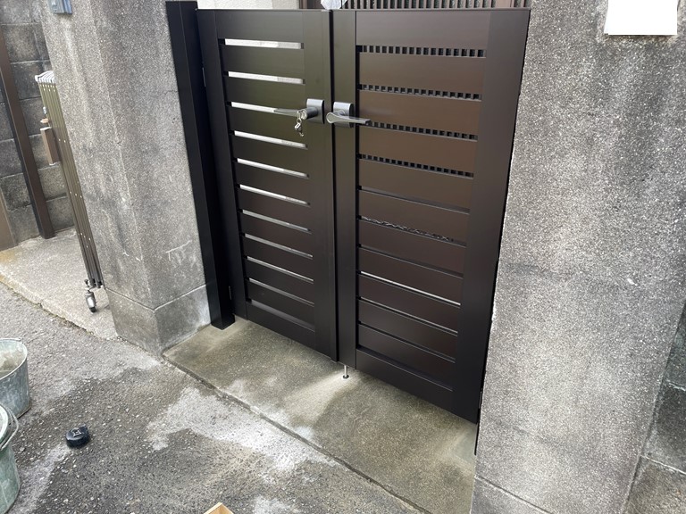 紀の川市でアルミ製の門扉を設置しました