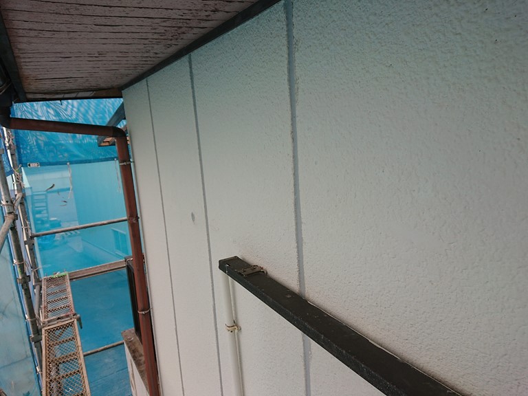 紀の川市の外壁塗装でALC版の目地にシーリング充填後高圧洗浄を行います