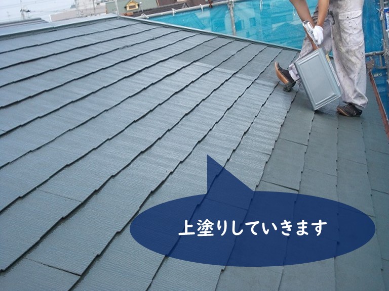 紀の川市の屋根塗装でサーモアイで上塗りしていきます