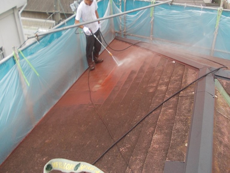 紀の川市の屋根塗装で高圧洗浄を使い苔や古くなった塗膜を洗い流します