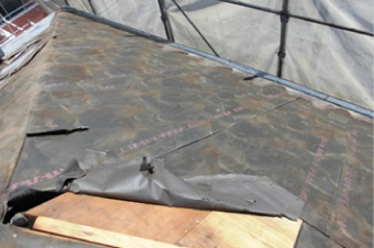 ルーフィングが色褪せ、劣化して大きく捲れています